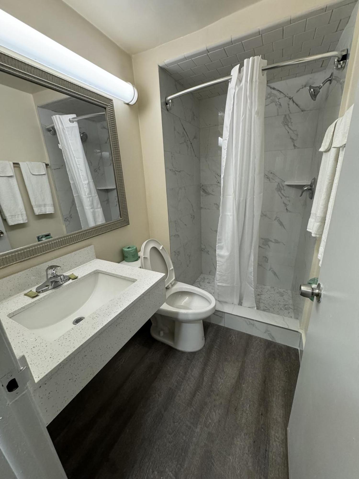 James River Inn & Suites Newport News Buitenkant foto