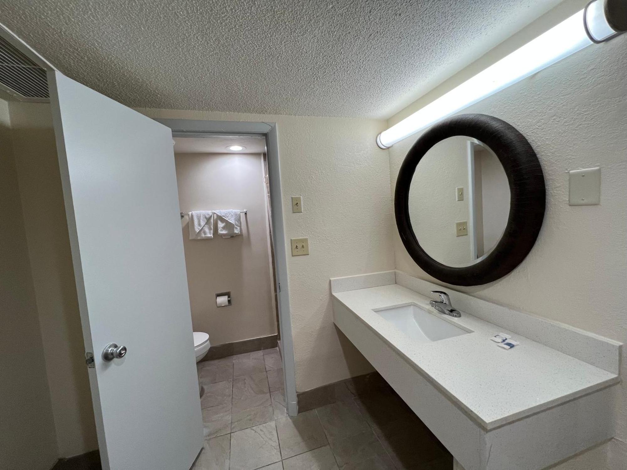 James River Inn & Suites Newport News Buitenkant foto